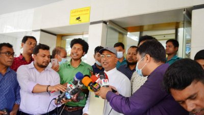 সাংবাদিকদের সঙ্গে কথা বলছেন বিএনপির নেতা সৈয়দ মোজাজ্জেম হোসেন আলাল