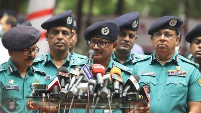 রমনা পার্কে ব্রিফিংয়ে ডিএমপি কমিশনার মুহাম্মদ শফিকুল ইসলাম