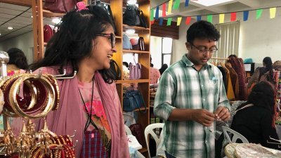 অনলাইনের পণ্য যখন অফলাইনে