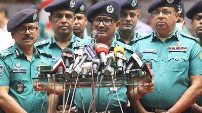 রমনা পার্কে সাংবাদিকদের ব্রিফ করছেন ডিএমপি কমিশনার