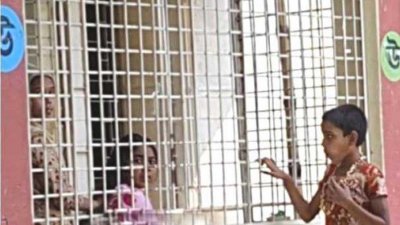 ক্লাস রেখে নারীকে দিয়ে চুলের বেণি বাঁধছেন শিক্ষক