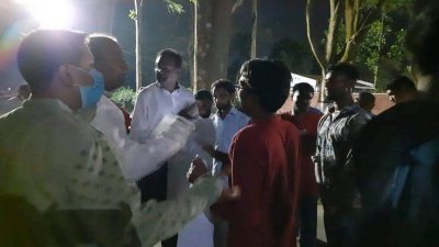 ঘটনাস্থলে উপস্থিত হন বিশ্ববিদ্যালয় ছাত্র উপদেষ্টা অধ্যাপক তারেক নুর ও প্রক্টর অধ্যাপক আসাবুল হক