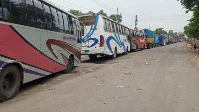 ঘাটপ্রান্তে দীর্ঘ হচ্ছে যাত্রীবাহী বাস ও পণ্যবাহী যানবাহনের সারি