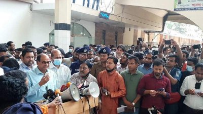 শ্রমিকদের দাবির পক্ষে কমলাপুর স্টেশনে কথা বলেন রেলপথমন্ত্রী নূরুল ইসলাম সুজন