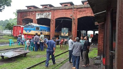 ট্রেন চলাচল বন্ধ