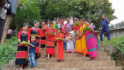 ত্রিপুরা পল্লীর তরুণ-তরুণীরা সেজেছেন ঐতিহ্যবাহী পোশাকে