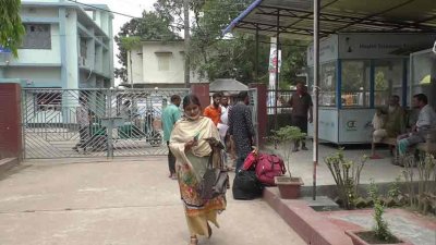 হিলি চেকপোস্ট দিয়ে ভারত যাচ্ছেন বাংলাদেশি যাত্রী
