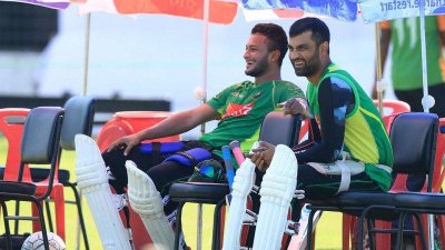 অনুশীলনে সাকিব আল হাসান ও তামিম ইকবাল- ফাইল ছবি।