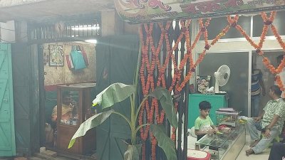 হালখাতা হচ্ছে পুরান ঢাকার এমন একটি দোকান