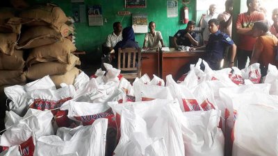 চারঘাটে ৬৬৭ বস্তা সরকারি চাল উদ্ধার, গ্রেফতার ৩