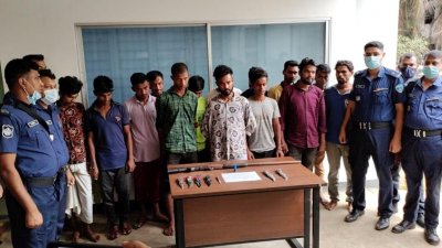 কক্সবাজারে শীর্ষ সন্ত্রাসী মুন্নাসহ বিভিন্ন মামলার ২১ জন গ্রেফতার