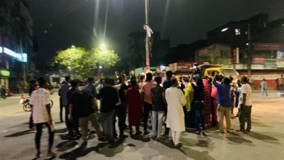 কাউন্সিলর শেখ আলমগীরকে গ্রেফতারের দাবিতে বংশাল থানার সামনে বিক্ষোভ