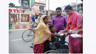 এক টাকার বিনিময়ে ইফতার বিতরণ