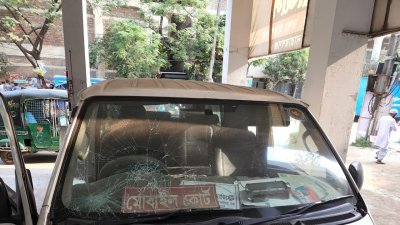 হামলায় ক্ষতিগ্রস্ত ভ্রাম্যমাণ আদালতের গাড়ি