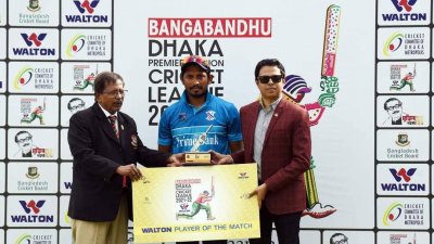 ম্যাচসেরার পুরস্কার হাতে এনামুল হক বিজয়।