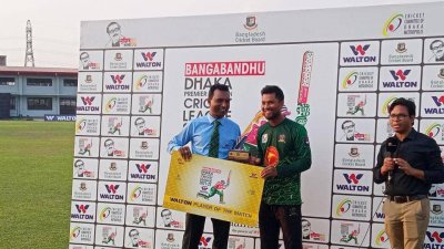 ম্যাচসেরার পুরস্কার জিতেছেন সাব্বির রহমান