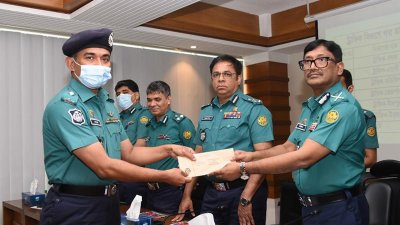 পুরস্কার তুলে দিচ্ছেন ডিএমপি কমিশনার মো. শফিকুল ইসলাম