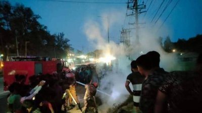 মাটি ফুঁড়ে বের হওয়া আগুন নেভান দমকল কর্মীরা