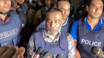 অপ্রীতিকর ঘটনা এড়াতে নিউমার্কেটে মোতায়েন থাকবে পুলিশ