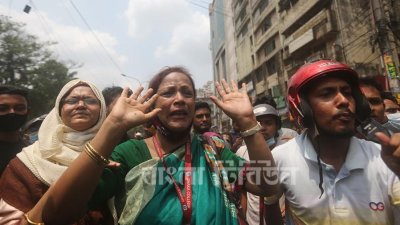 সংঘর্ষ থামাতে আসা শিক্ষকদের ওপর ইটপাটকেল নিক্ষেপ