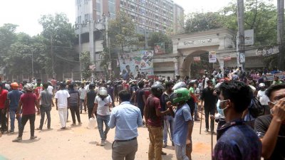 নিউ মার্কেটে সংঘর্ষ
