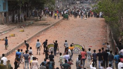 ঘণ্টাখানেক বিরতির পর আবারও সংঘর্ষ
