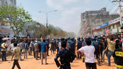 পুলিশের আড়ালে থেকে হামলা করে ব্যবসায়ীরা: অভিযোগ শিক্ষার্থীদের