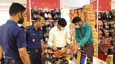 বাটার কু‌মিল্লা কা‌ন্দিরপাড় শো-রুমে প্রাইস ট্যাগ পাল্টে বেশি দামে জুতা বিক্রি হচ্ছিল