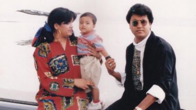 স্ত্রী ও সন্তানের সঙ্গে মান্না