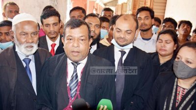 মামলার পর সাংবাদিকদের সঙ্গে কথা বলেছেন বাদীর আইনজীবী সরকারি কৌঁসুলি খন্দকার রফিক হাসনাইন