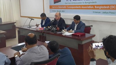 অনুষ্ঠানে বক্তব্য দিচ্ছেন জার্মান রাষ্ট্রদূত আচিন ট্রস্টার