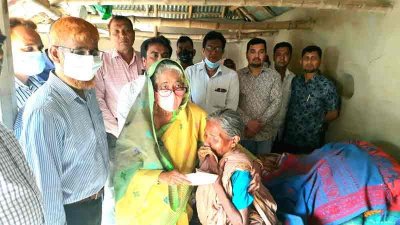 আত্মহত্যা করা কৃষক রবি মারান্ডির বাড়িতে বিএমডিএ চেয়ারম্যান