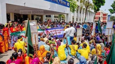 বাপ-দাদার জমিতে ইপিজেড চান না সাঁওতালরা, ডিসিকে স্মারকলিপি