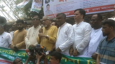 মানববন্ধনে বক্তব্য দিচ্ছেন নজরুল ইসলাম খান