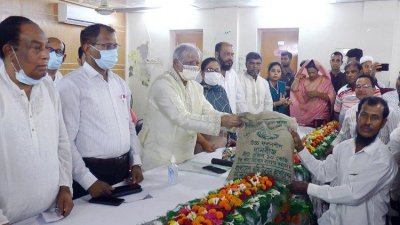 কৃষকদের মাঝে বীজ ও সার বিতরণ করেন আমির হোসেন আমু