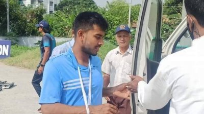 আঙুলে চোটের পর হাপসাতালে নেওয়া হয় মিরাজকে।