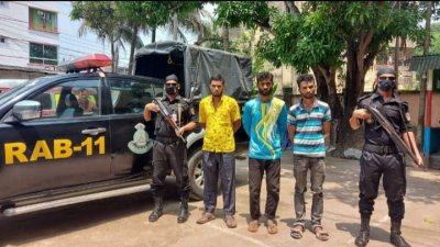 রোগীর পরিবর্তে অ্যাম্বুলেন্সে গাঁজা-ফেনসিডিল বহন করতো তারা
