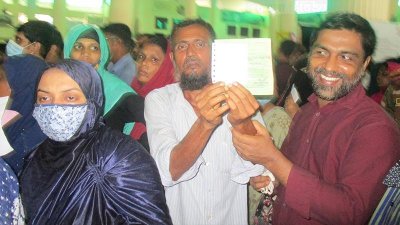 টিকিট পেয়ে কেউ খুশি, কেউ ফিরেছেন খালি হাতে