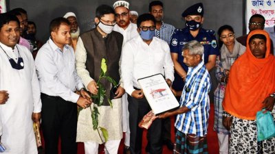 ঘরের চাবি তুলে দেন জেলা প্রশাসক