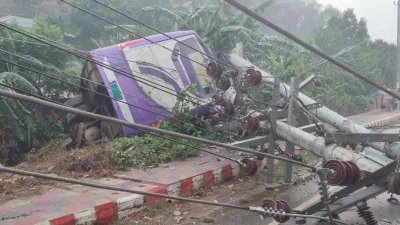 পথচারীকে চাপা দিয়ে খাদে পড়ে যায় বাস