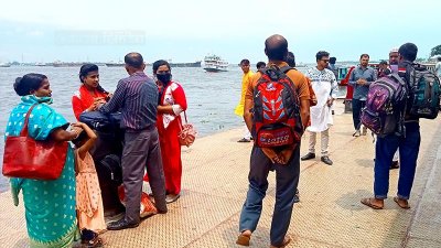 মুন্সীগঞ্জে ভিড়ছে না লঞ্চ, যাত্রীদের চরম ভোগান্তি 