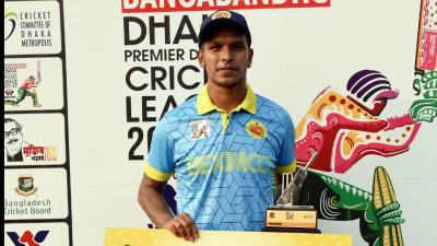 ম্যাচসেরার পুরস্কার হাতে সাইফউদ্দিন।