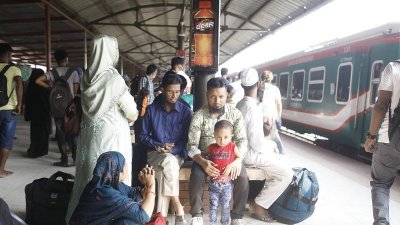 নির্দিষ্ট সময়েই ছাড়ছে বেশিরভাগ ট্রেন