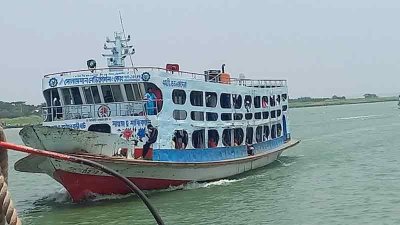 বাংলাবাজার ঘাটে দুটি লঞ্চকে জরিমানা