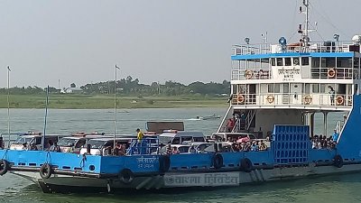 সকালে চাপ থাকলেও সন্ধ্যায় ফাঁকা বাংলাবাজার-মাওয়া ঘাট