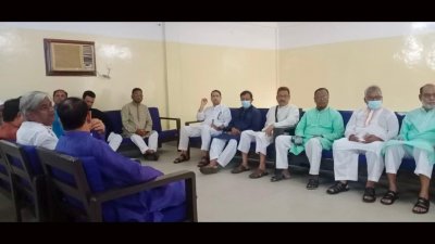 পৈতৃক বাড়ি হাফিজ কমপ্লেক্সে বৈঠকে বসেছেন নেতাকর্মীরা