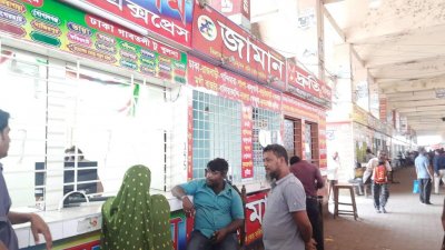 চাপ নেই গাবতলীতে, ডেকে ডেকে যাত্রী তুলছে বাসগুলো