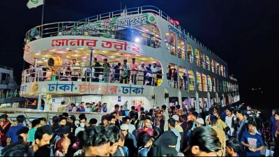 যাত্রীর চাপ বাড়ায় বৃহস্পতিবার থেকে বিশেষ লঞ্চ চলাচল শুরু হয়েছে