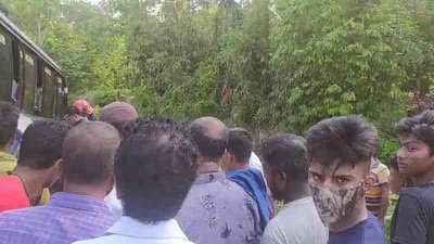 দুর্ঘটনাস্থলে মানুষের ভিড়