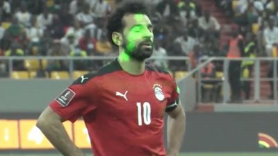 পেনাল্টির আগে মুহূর্তে সালাহর মুখে মারা হয়েছিল লেজার।